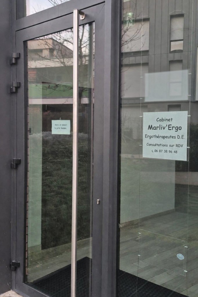 Porte d'entrée et panneaux des professionnels - Cabinet MarLiv'Ergo